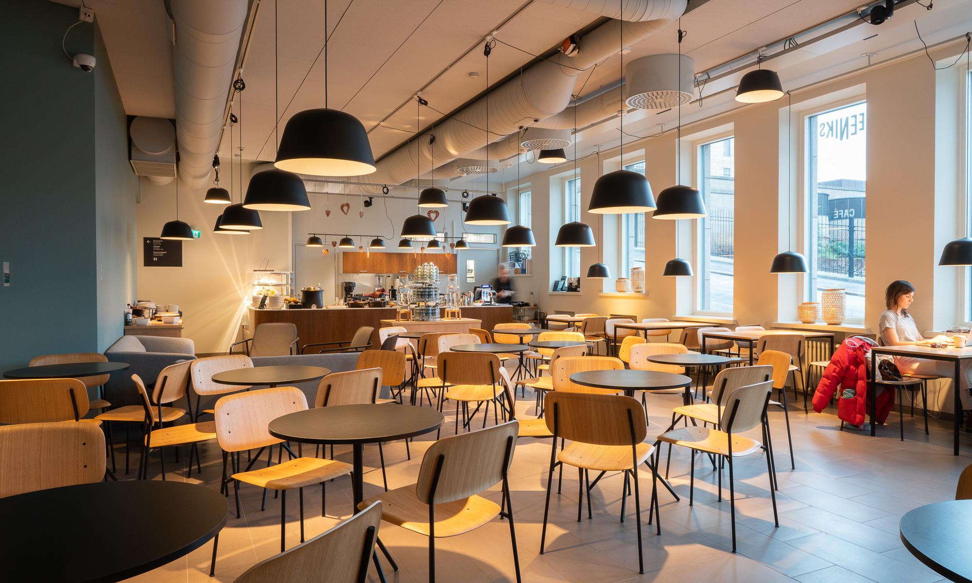 kahvilatila, jossa pöytiä