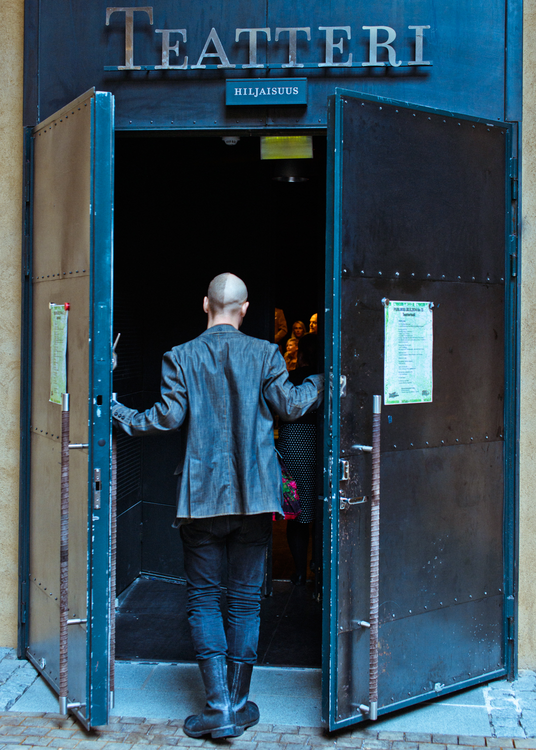 Mies astuu Teatterisaliin