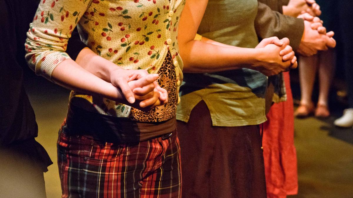 Ihmisiä rinnakkain käsikynkässä.