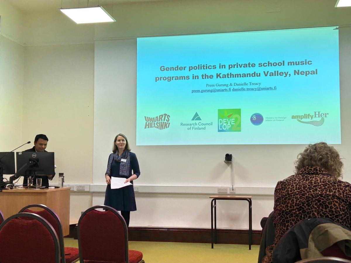 Kuvassa Prem Gurung ja Danielle Treacy esiintyvät konferenssissa.