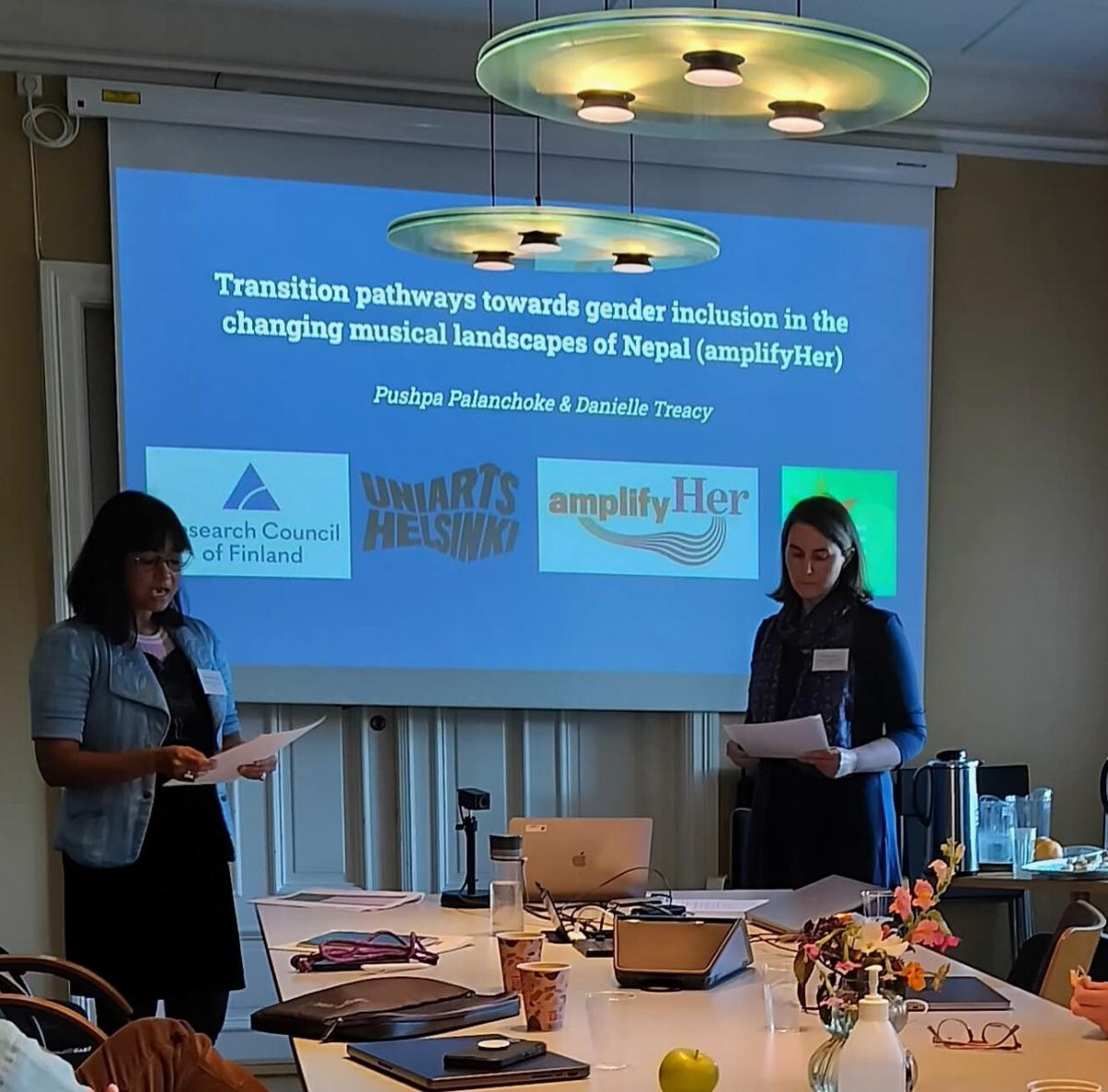 Kuvassa Pushpa Palanchoke ja Danielle Treacy esiintyvät konferenssissa.