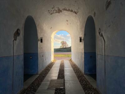 Holvikäytävään paistaa aurinko ja luo kauniin, pitkälle horisonttiin jatkuvan näkymän.