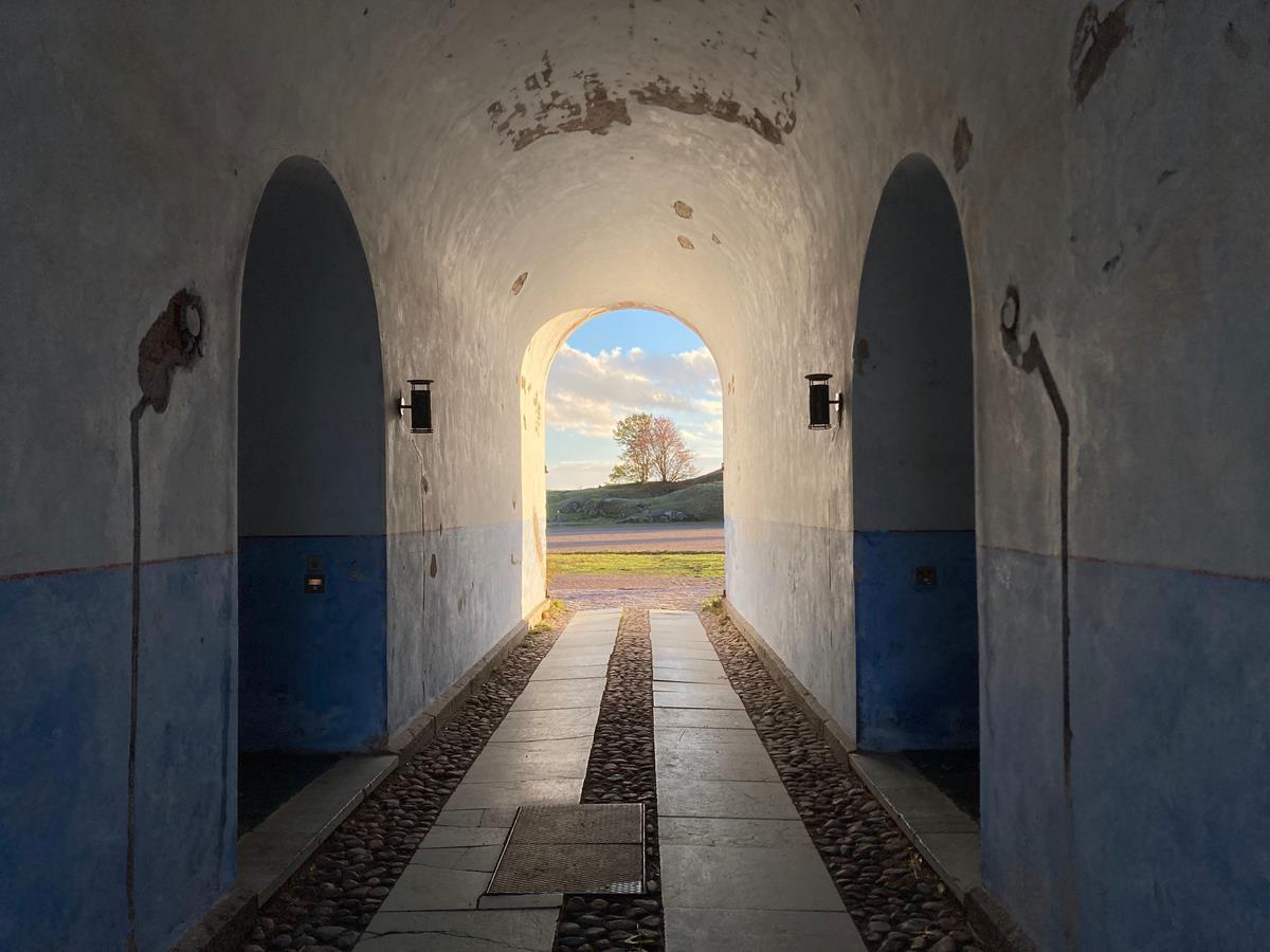 Holvikäytävään paistaa aurinko ja luo kauniin, pitkälle horisonttiin jatkuvan näkymän.