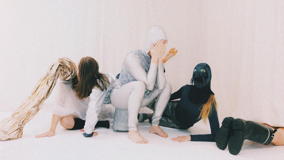 Kuvassa neljä henkilöä ja yhdet jalat. Kasvot on peitetty eri tavoin.