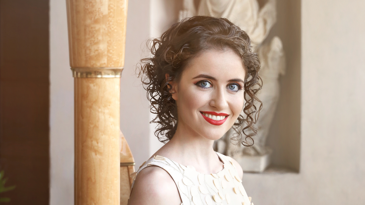 Claudia Lucia Lamanna seisoo harppupylvään vieressä