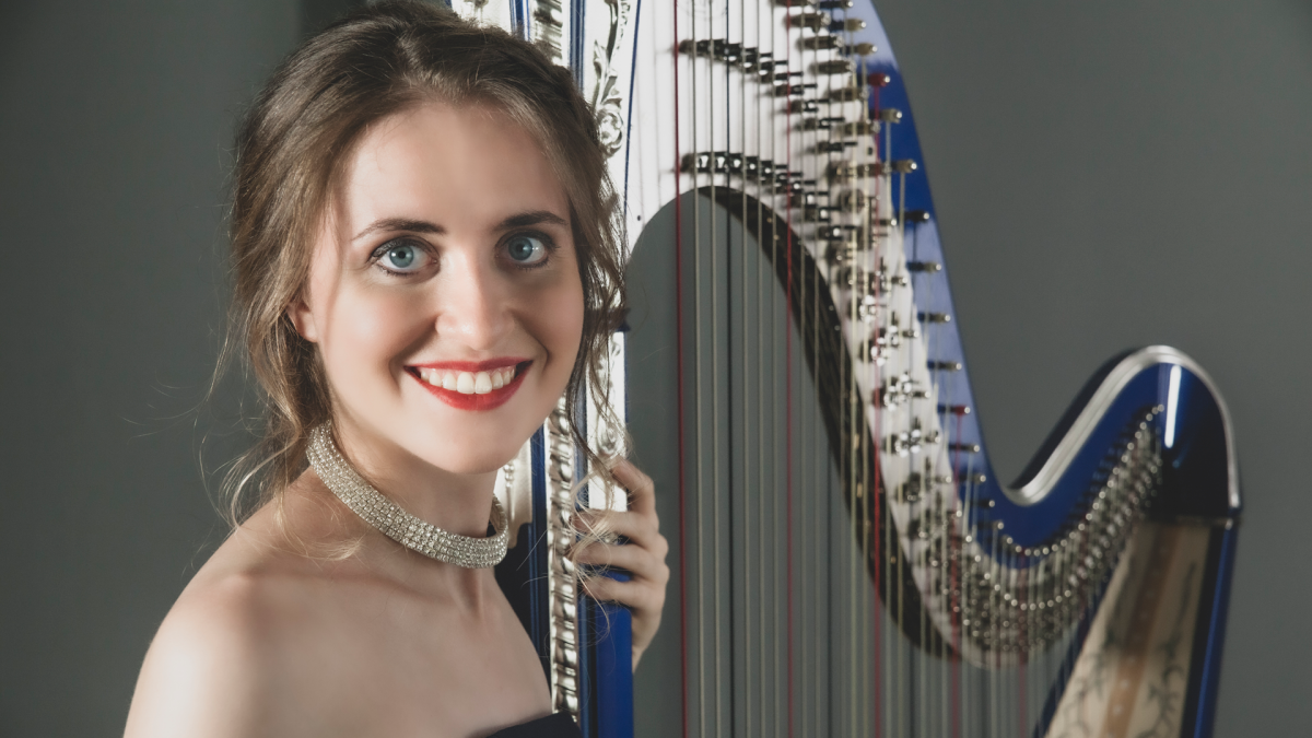 Claudia Lucia Lamanna sinisen harpun kanssa