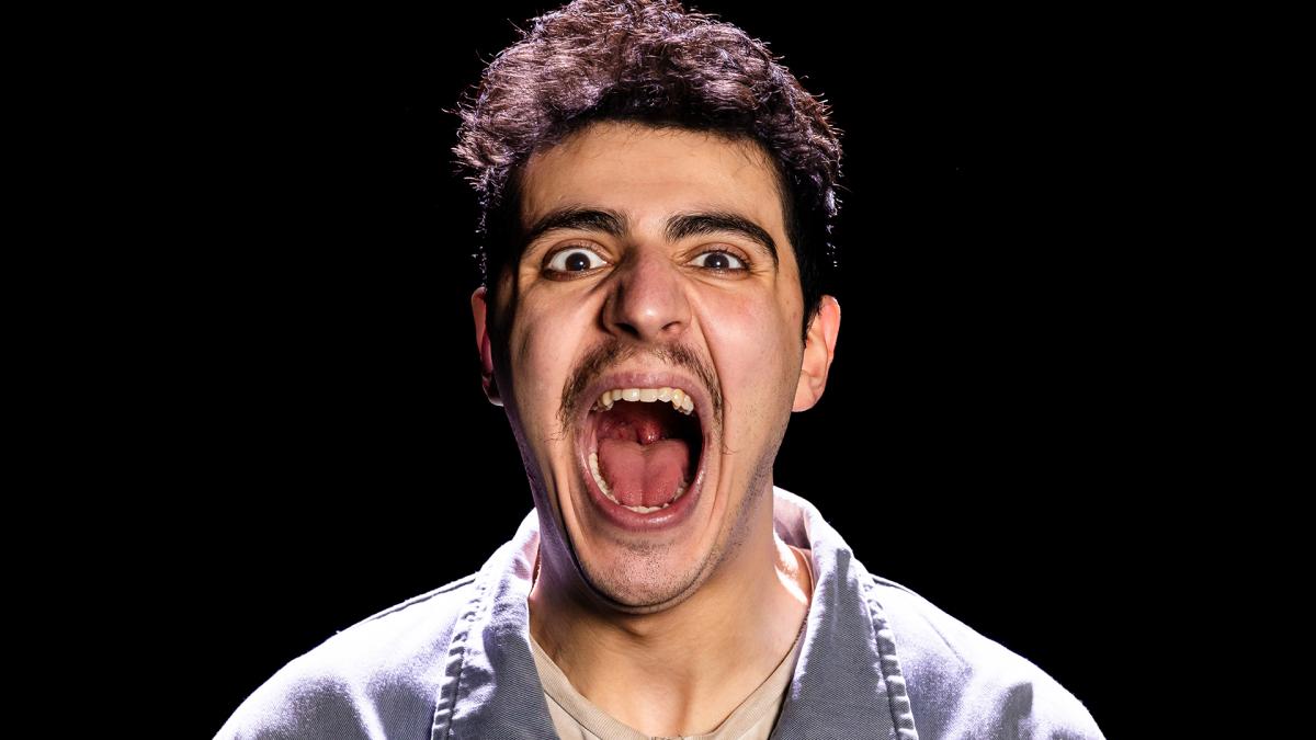 Kuvassa henkilön kasvot. Hänellä on suu auki.