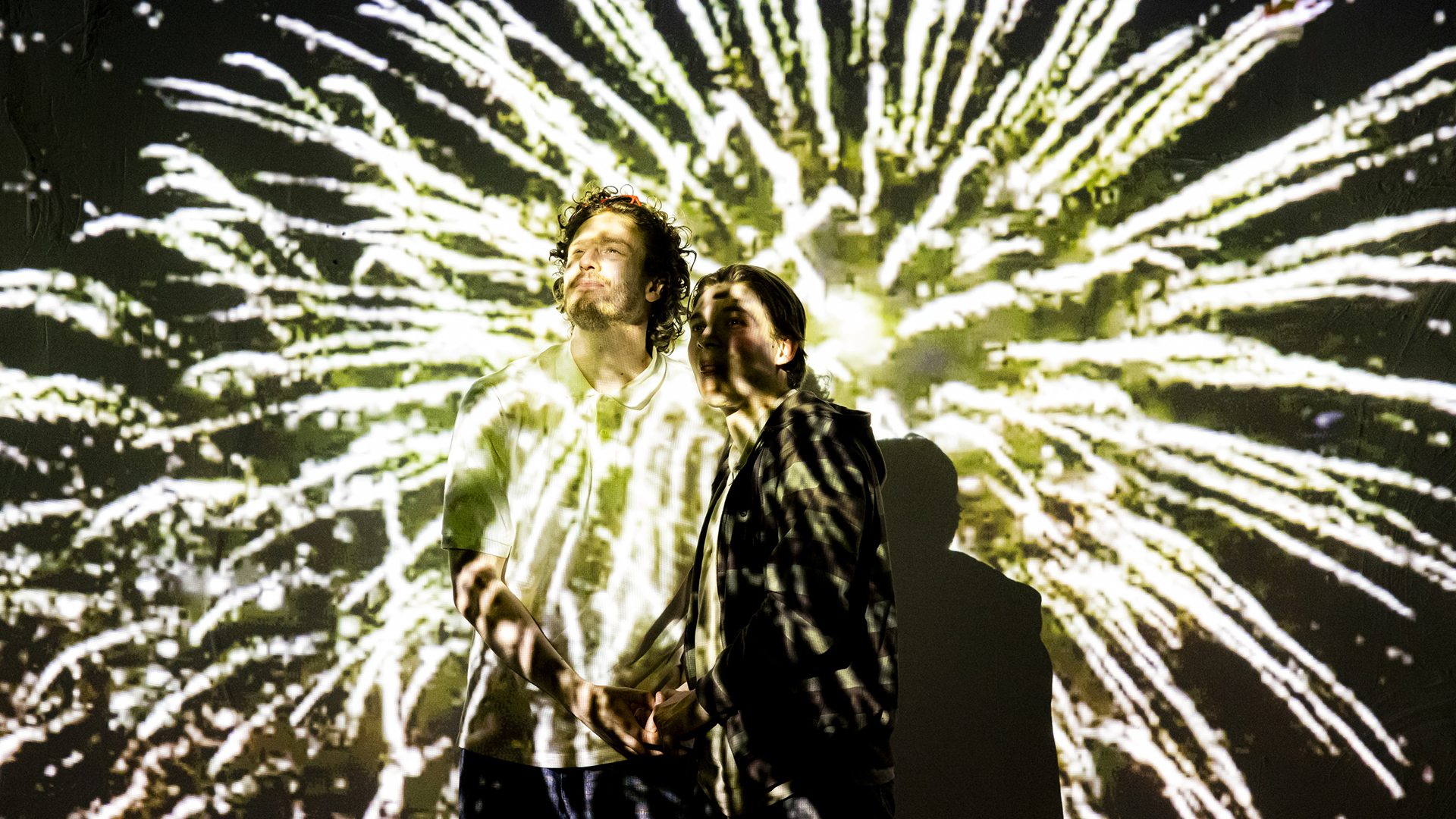 Kuvassa kaksi henkilöa katselemassa ilotulitusta.