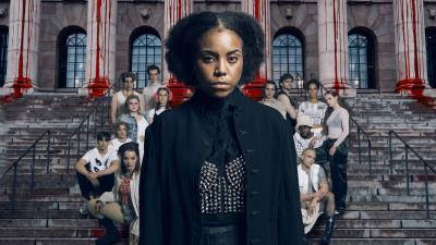 Kuvassa yksi henkilö etualalla, taustalla Eduskuntatalon portaat ja muita ihmisiä.