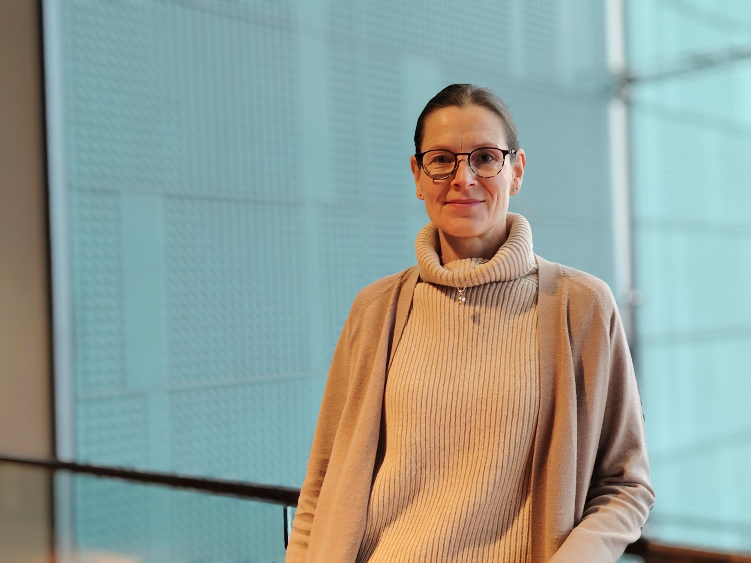 Väitöstutkija Päivi Rissanen: Toimintakulttuurien ja työhyvinvoinnin kehittäminen on tuottavaa myös taidealalla | Taideyliopisto