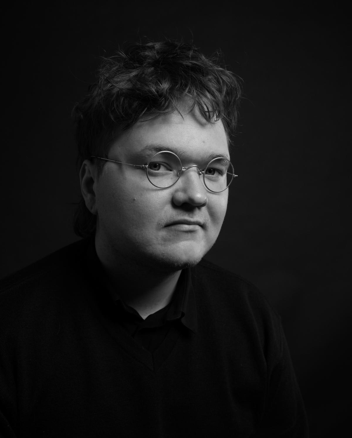 Mustavalkoisessa kuvassa on Klaus Maunuksela