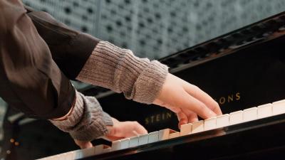 Kädet pianon koskettimilla