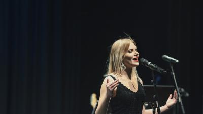 Nainen laulaa