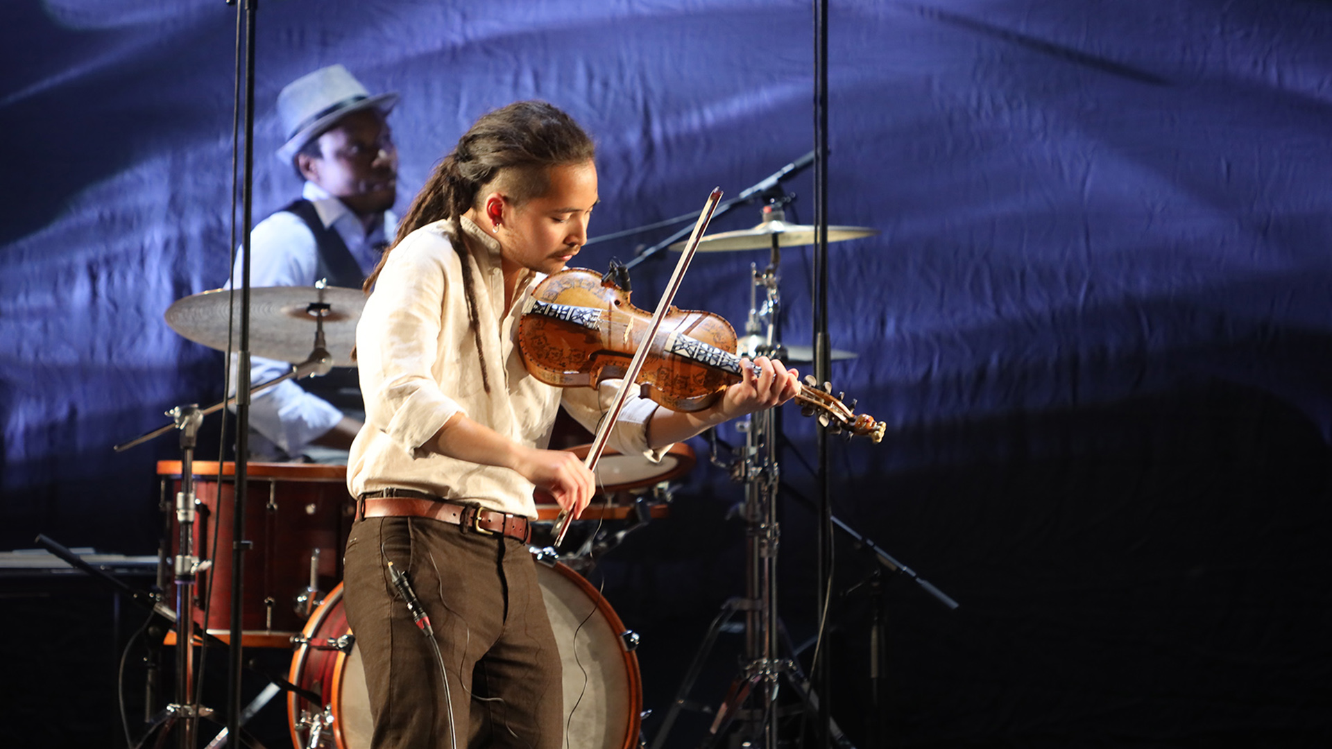 Oscar Beerten Sapio playing violin on Glo­bal Spring: The Boat Floats with Goats concert