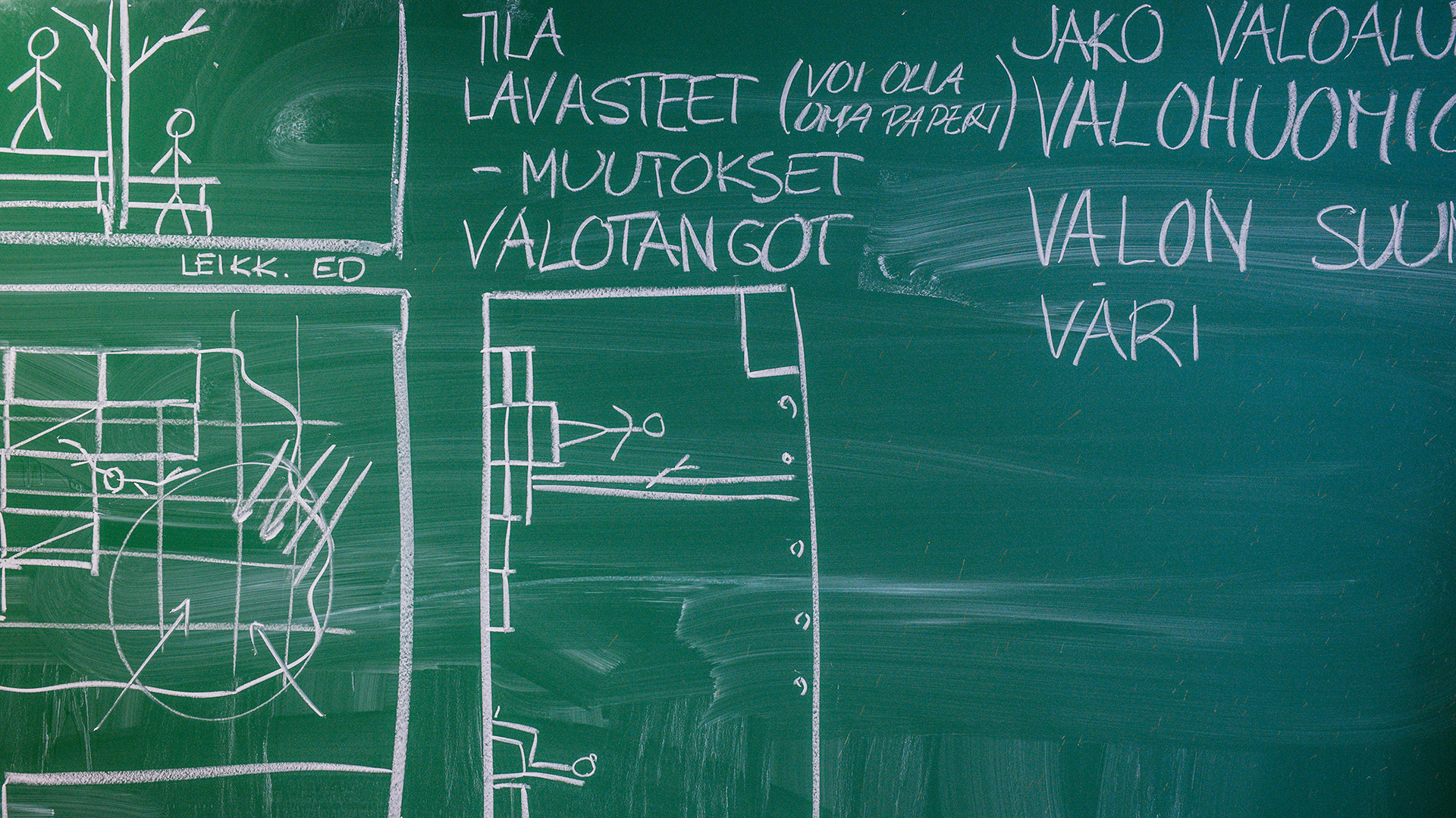 Liitutaulu, jossa on tekstiö