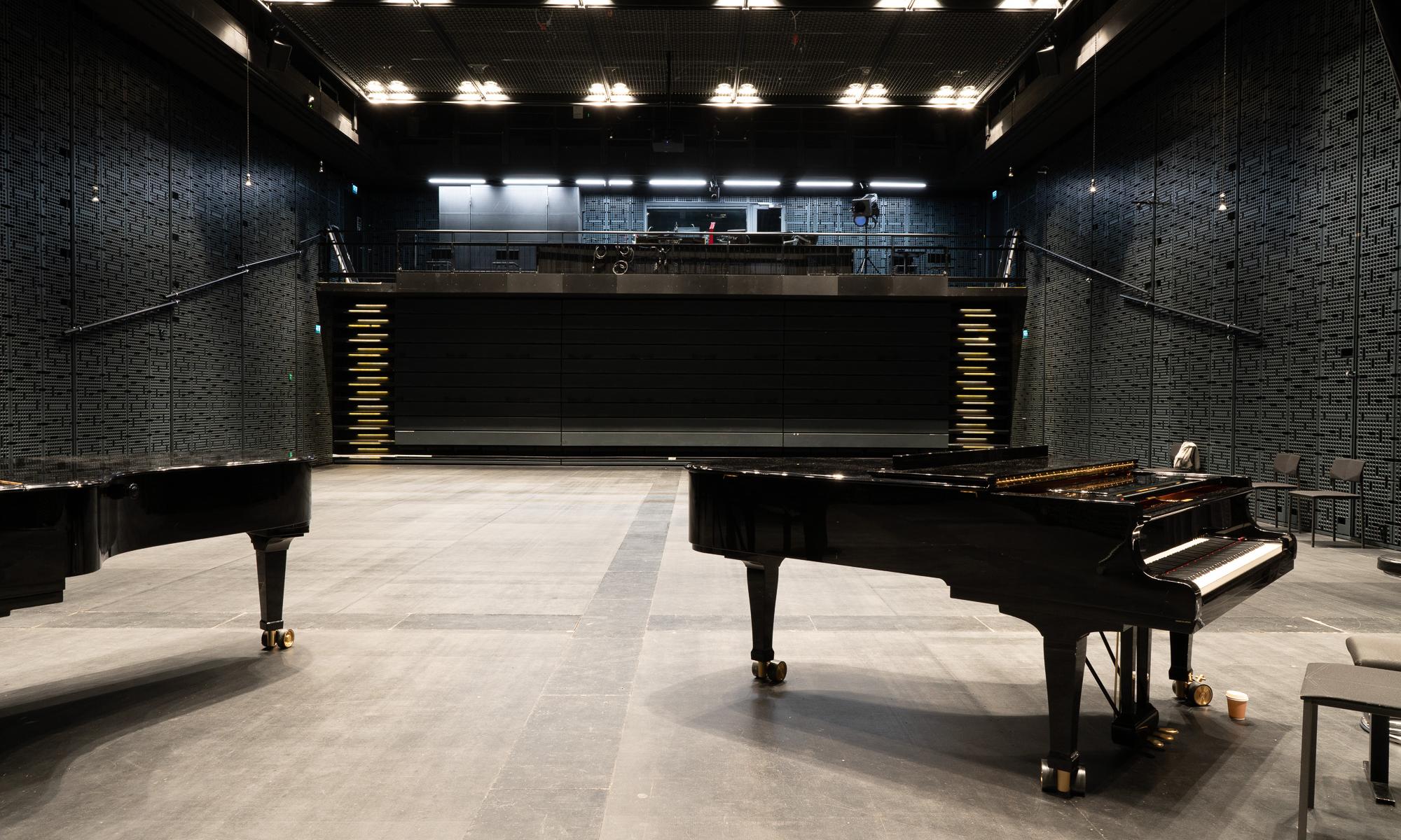 Black Box -sali, jossa kaksi pianoa