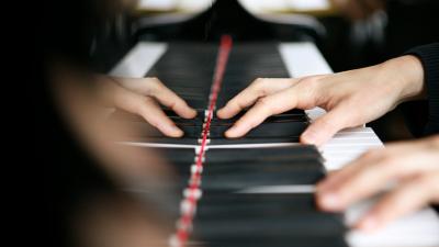 Kädet soittavat pianoa