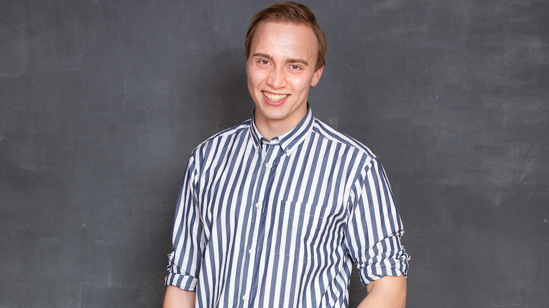 Tuomas Korkia-aho katsoo suoraan kameraan.