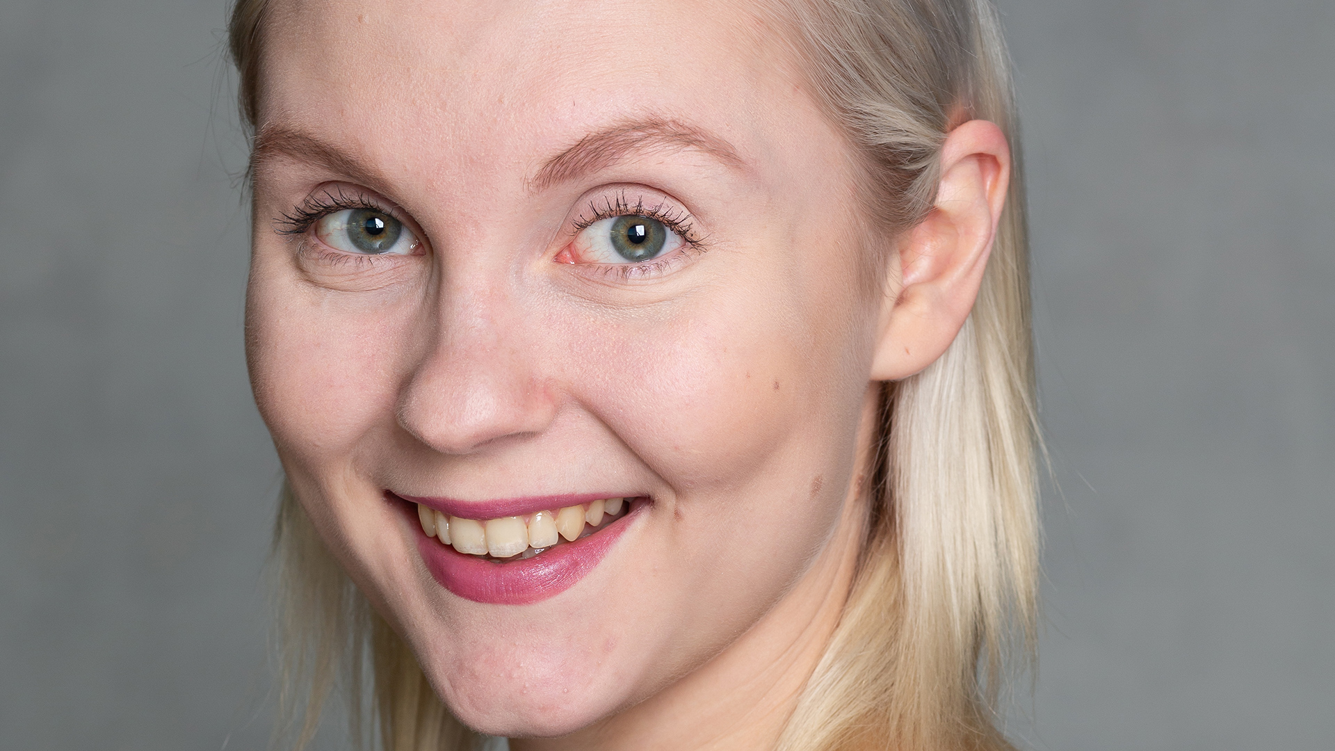 Kati Sinisalo katsoo suoraan kameraan.