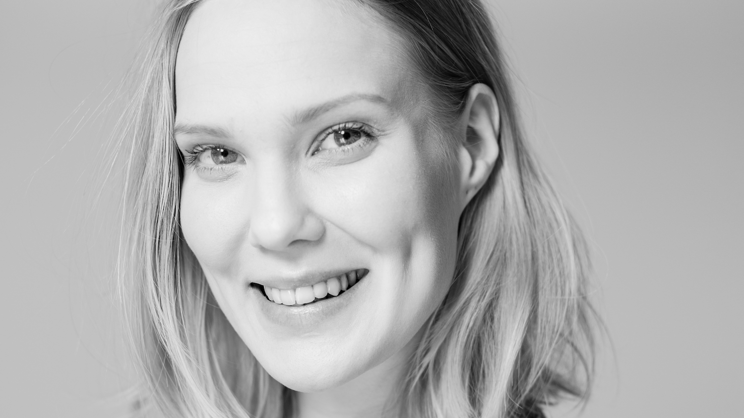 Jutta Järvinen katsoo suoraan kameraan.