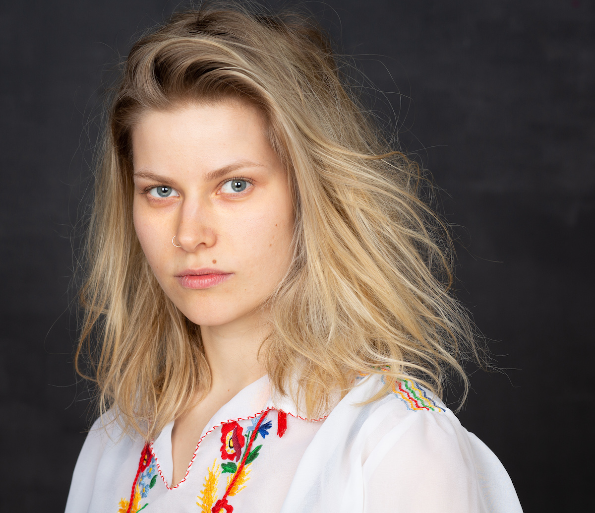 Wenla Reimaluoto katsoo suoraan kameraan.
