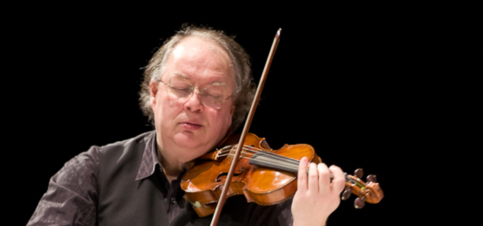 Kuvassa Erich Höbarth soittaa viulua silmät kiinni.