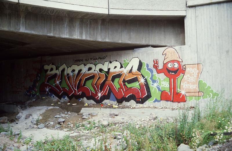 Bombers-graffiti sillan alla.