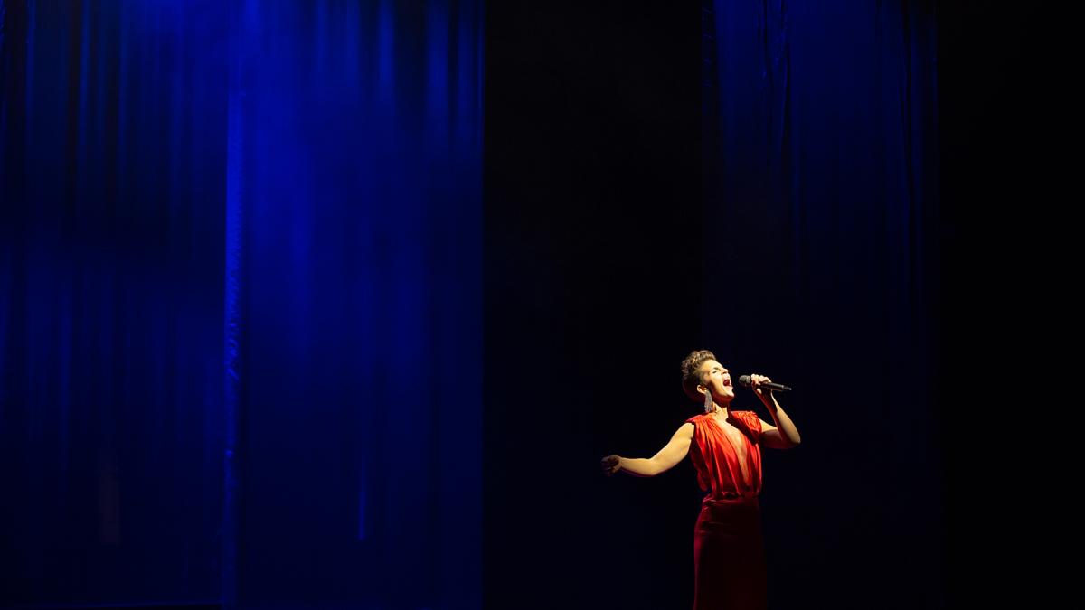 Maria Ylipää laulaa.
