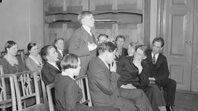 Mustavalkoinen kuva ylioppilaiden keskustelutilaisuudesta vuodelta 1931