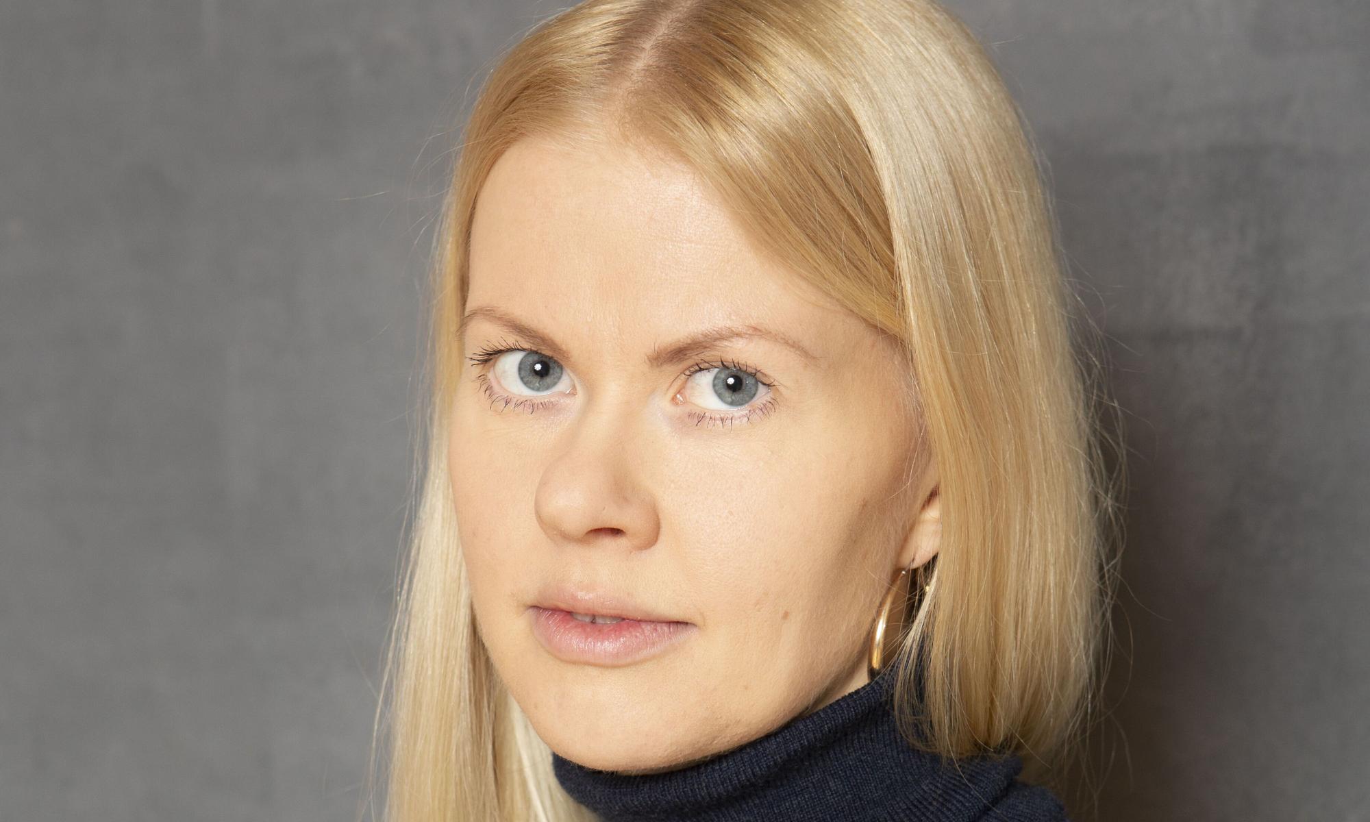 Onerva Tikka katsoo suoraan kameraan.