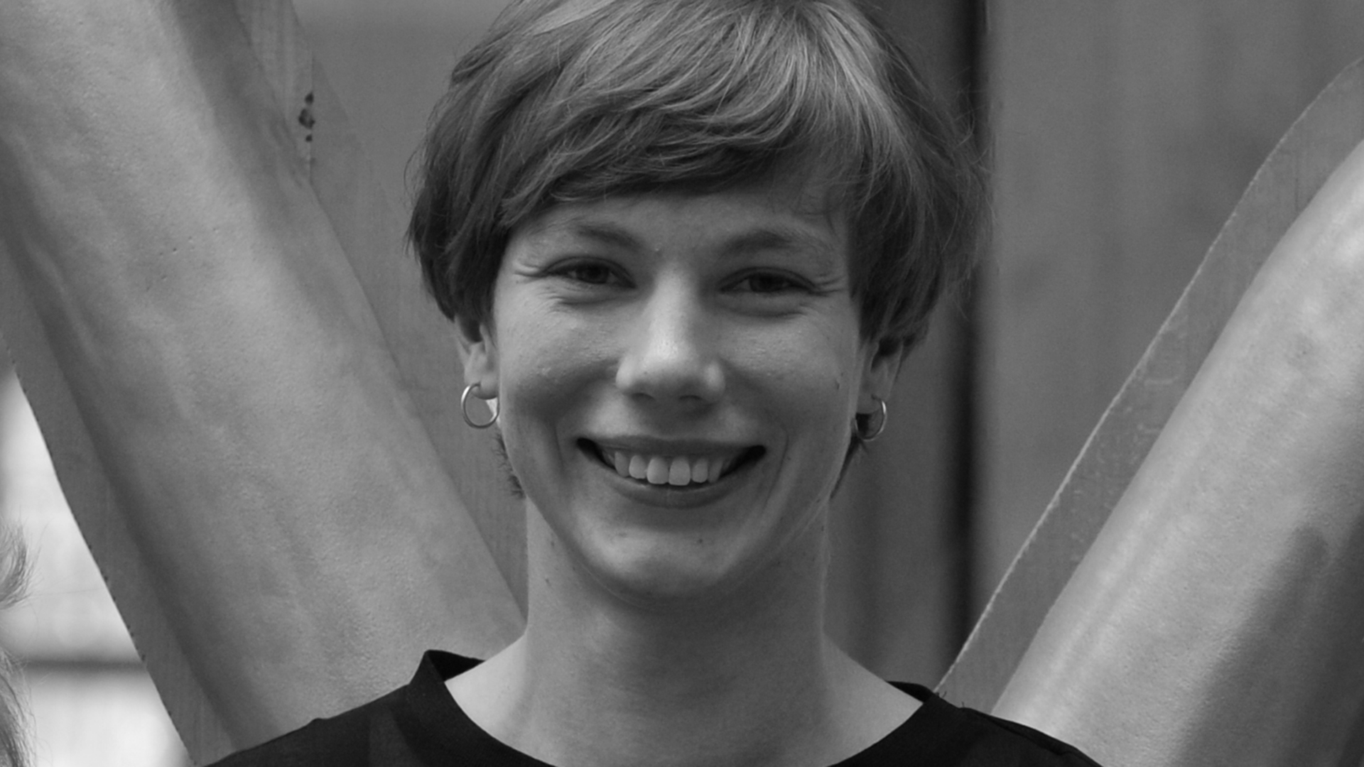 Sara Grotenfelt katsoo suoraan kameraan.