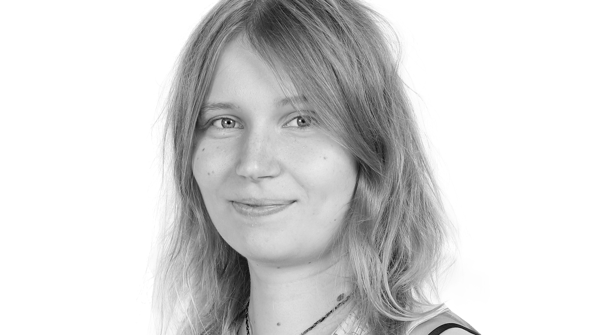 Eeva Juutinen katsoo suoraan kameraan.