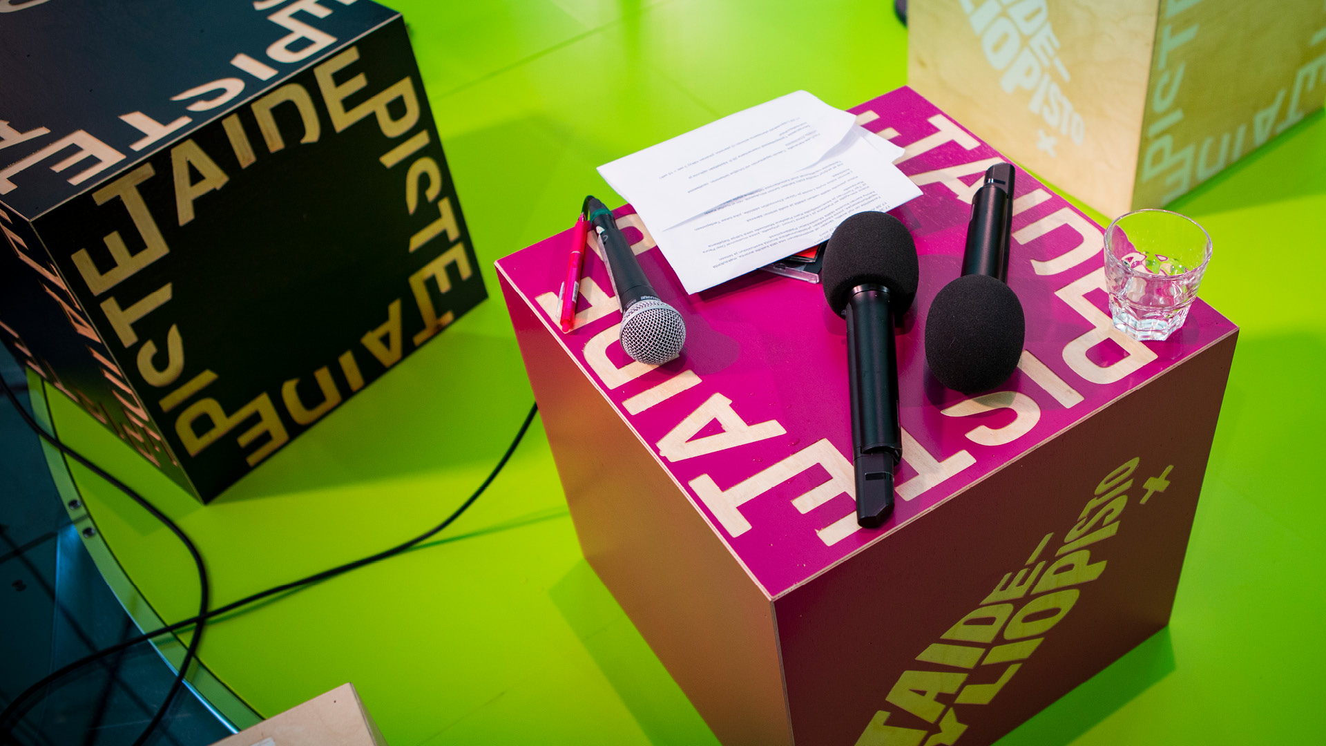 Microphones on a seat at a Taidepiste -event