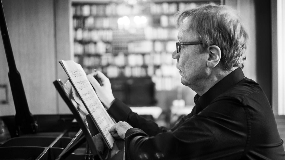 Pianist Eero Heinonen reading sheet music. Photo: Kaapo Kamu.