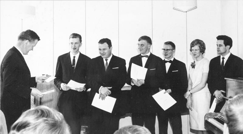 Matti Tuloisela ojentaa todistukset Kuopiosta valmistuneille kanttori-urkureille 1965.