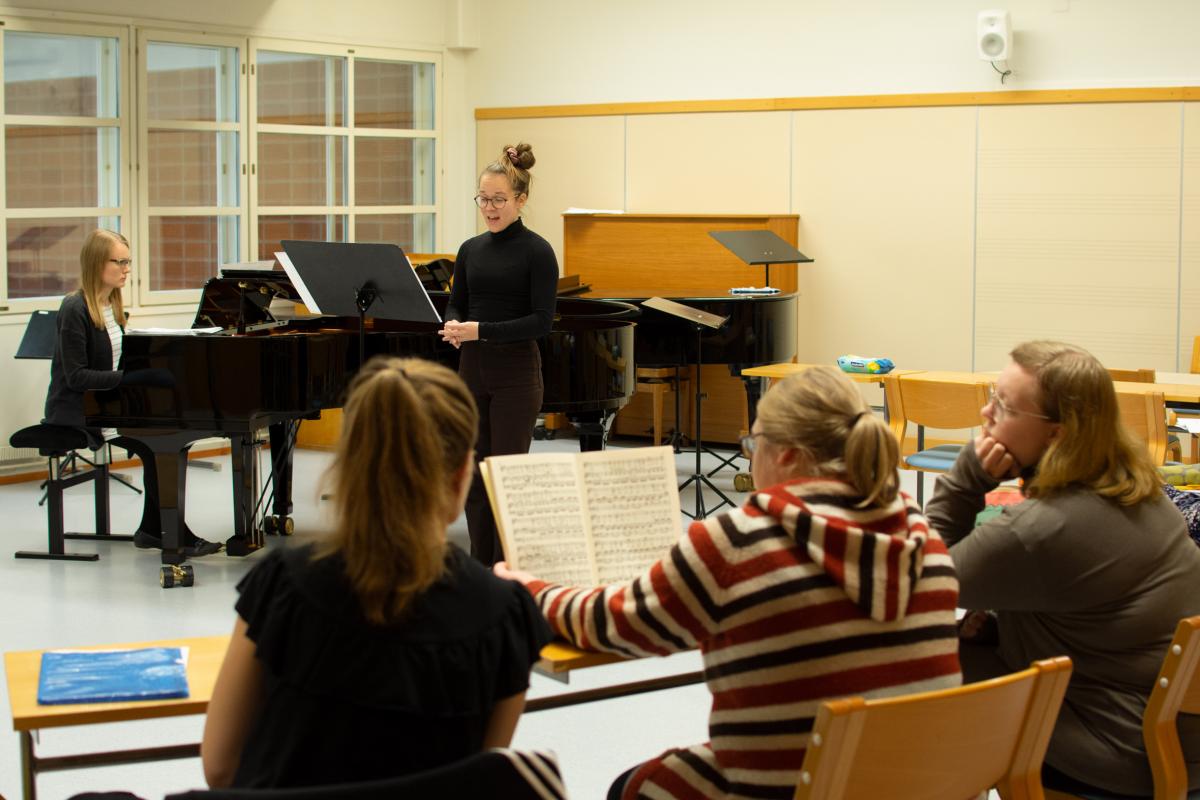 Kirkkomusiikin opiskelijoita Kuopion musiikkikeskuksen lied- ja oratoriostudiossa