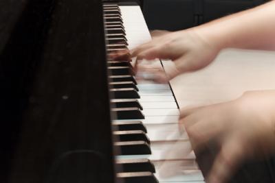 Sormet pianon koskettimi