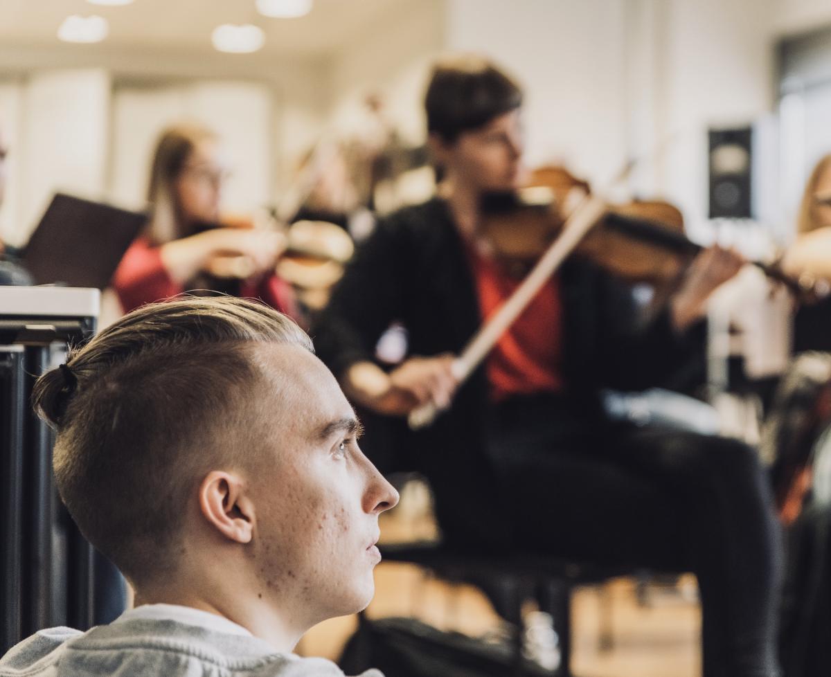 Sanna Salonen ja Joni Stein. Salonen on taempana kuvassa hieman epätarkkana. Stein on kuvan etuosassa ja katsoo suoraan eteenpäin.