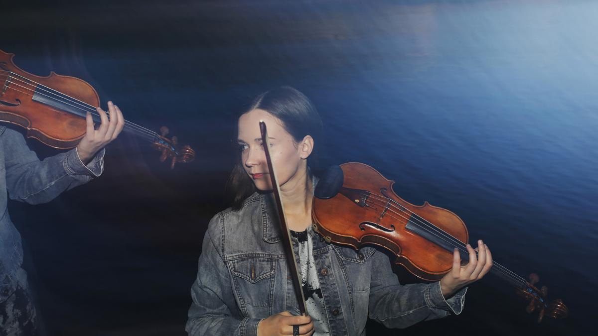 Meriheini Luoto is playing her violin.