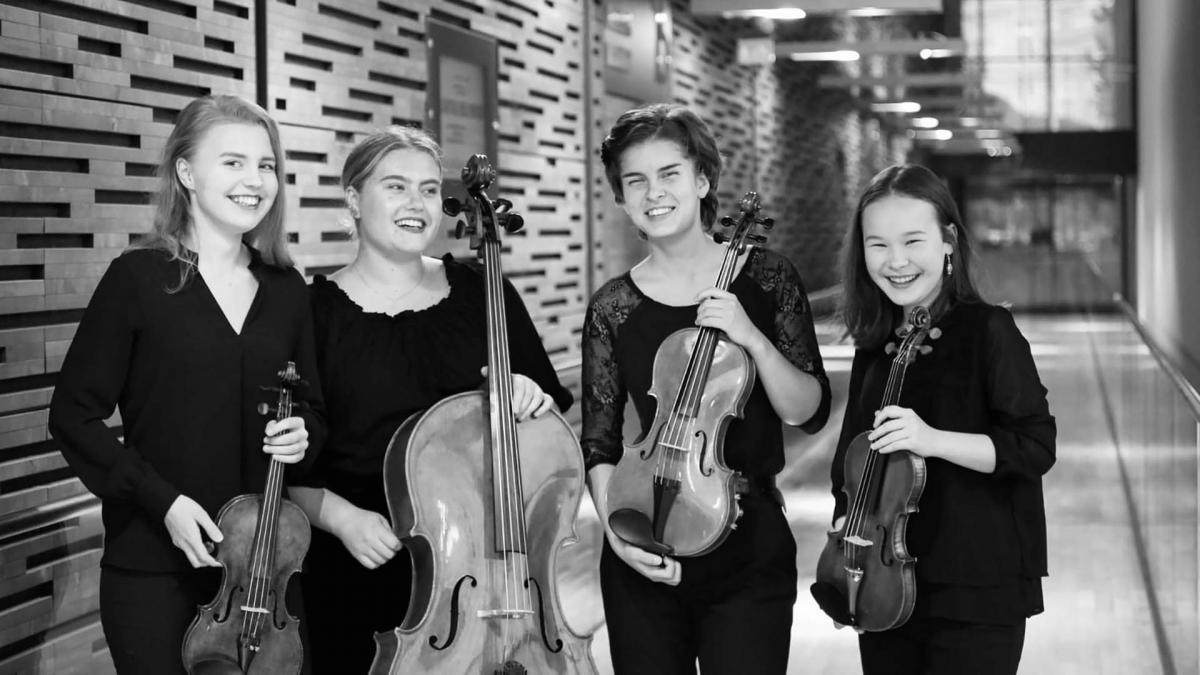 Aino Yamaguchi, Julie Svacinova and Siiri Nieminen are posing on the halls of music centre. Photo is black and white.