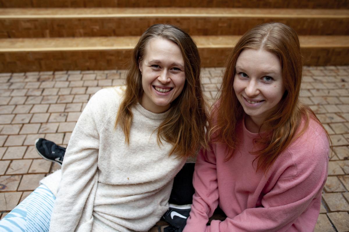 Kuvassa tansijataiteen opiskelijat Johanna Karlberg ja Sanni Kriikku yliopiston tiloissa.