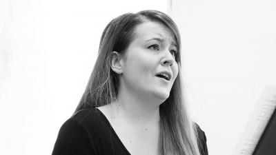 Nainen laulaa mustavalkoisessa potrettikuvassa