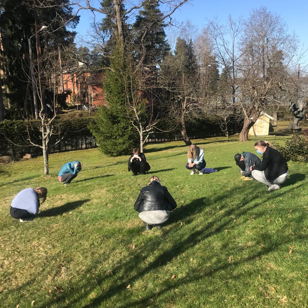 Vihaa ja perunaa -yhyeen ovat ympyrässä kyykyssä nurmikolla