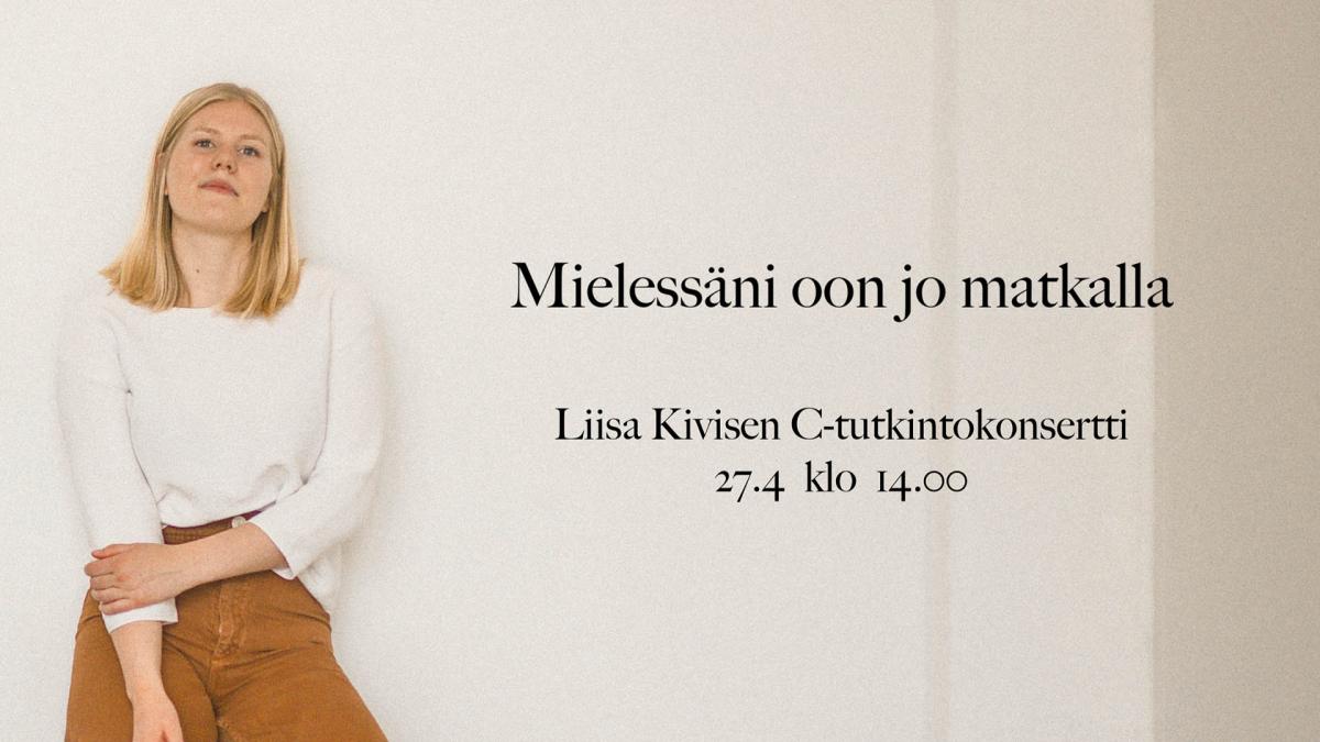 Liisa KIvinen seisoo kohti kameraa valkoiseen seinään nojaten. Konsertin nimi, päivämäärä ja aika on kirjoitettu kuvaan Liisan viereen valkoiselle seinälle.