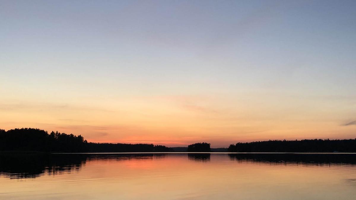 Picture of a sunset by the lake.