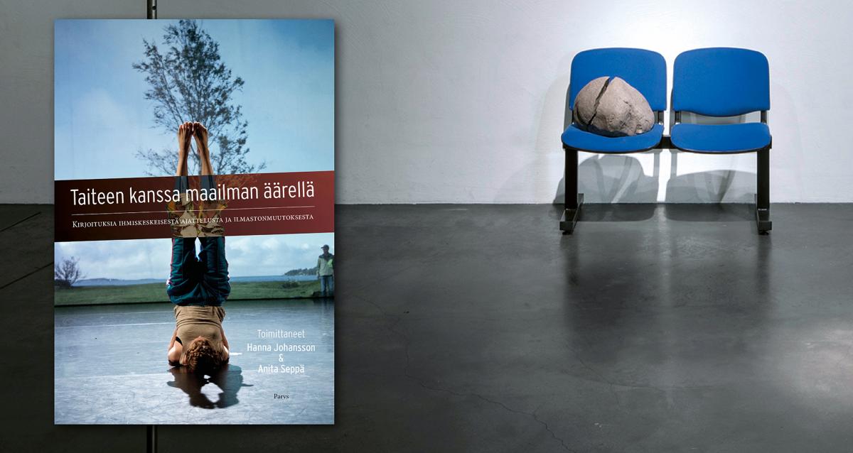Kuva kirjasta Taiteen kanssa maailman äärellä. Oikealla kaksi sinistä tuolia, joista toisen päällä kivi.