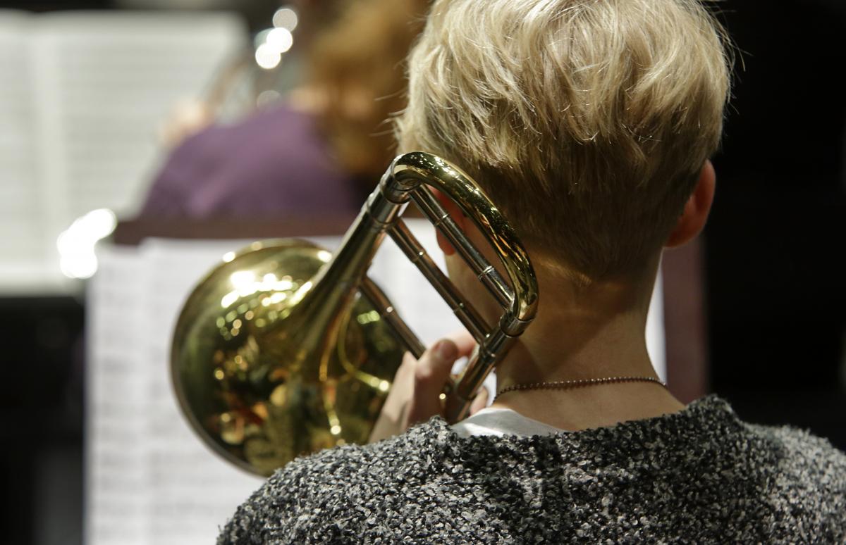 Pasunisti orkesterissa takaapäin kuvattuna