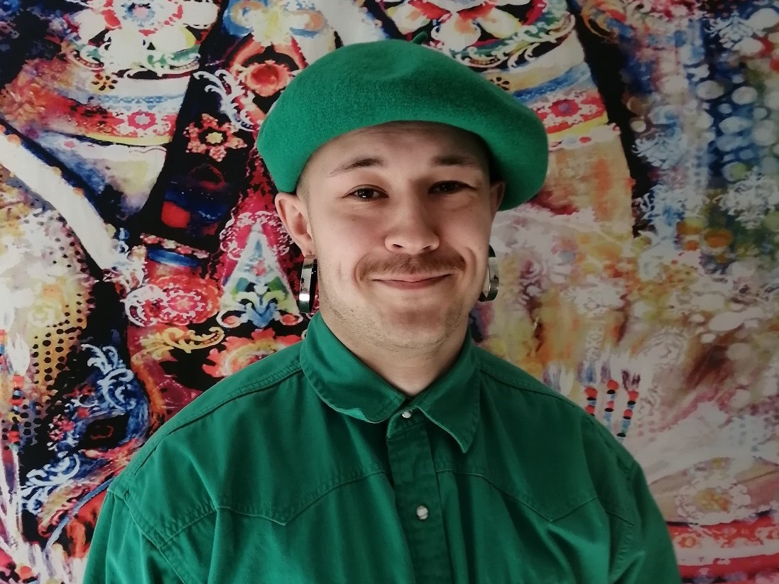 Arttu Halmetoja katsoo kameraan.