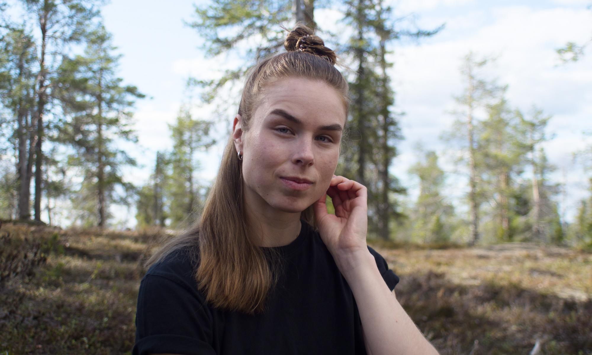 Iiris Hilden katsoo suoraan kameraan suolla.