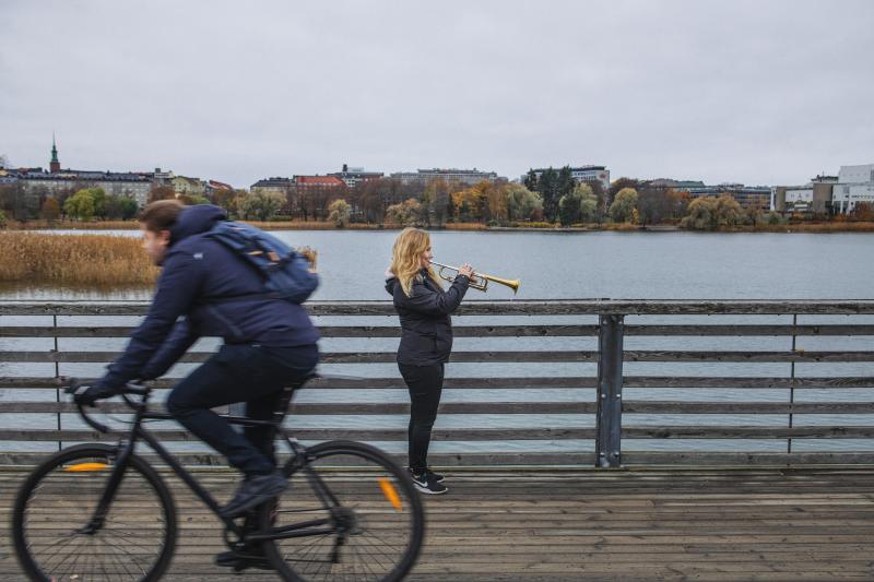 A trumpeter in the Gulf of Töölö and a cyclist